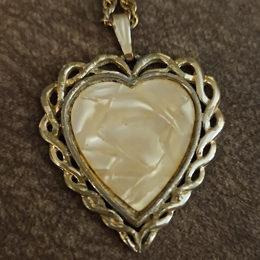 VTG Estate Mother of Pearl Lace Heart Pendant Chain Necklace